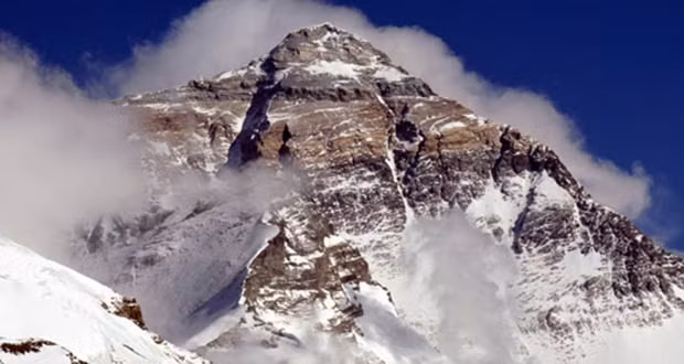 Vùng chết ở đỉnh Everest, Nepal. Phần trên cùng của đỉnh Everest được gọi là Death Zone, vùng chết do khu vực này thiếu oxy trầm trọng. Những nhà leo núi không chống nổi sự mệt mỏi hoặc gặp chấn thương ở vùng chết thường bị bỏ lại phía sau cho tới chết. Khoảng 150 người leo núi đã không bao giờ quay về và không phải là hiếm khi người ta tìm thấy xác chết gần các tuyến đường leo núi chuẩn.