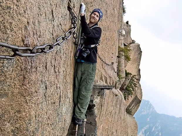 Núi Huangshan, Trung Quốc. Nơi đây nổi tiếng với những vách núi cheo leo. Nếu bạn là một người sợ độ cao, nơi đây thực sự là cơn ác mộng tồi tệ nhất trong cuộc đời bạn.