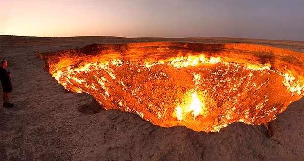 Cánh cổng địa ngục ở Derweze, Turkmenistan là một trong những địa điểm hãi hùng nhất thế giới. Trong khi đang tiến hành khoan vào một hang động chứa đầy khí tự nhiên vào năm 1971, các nhà địa chất Liên Xô đã vô tình khoan vào một túi khí khiến giàn khoan sụp đổ. Để tránh khí rò rỉ gây ngộ độc, người ta đã quyết định cách tốt nhất là đốt nó. Các nhà địa chất cũng cho rằng chỉ một vài ngày sau hố lửa này sẽ tắt nhưng thực tế nó vẫn cháy đến tận ngày hôm nay. Người dân địa phương đã đặt tên cho nơi đây là "The Door to Hell" có nghĩa là cánh cổng dẫn đến địa ngục.