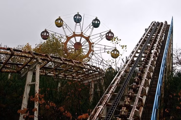 Công viên Takakonuma Greenland, Hobara, Nhật Bản. Trước kia, nơi đây đã từng là nơi mang lại niềm vui vô hạn cho cả trẻ em và người lớn tuy nhiên từ khi có một số lượng đáng kể các ca tử vong của người chơi, nơi đây đã bị đóng cửa. Được mở lại một lần những cũng lại tiếp tục đóng cửa nhanh chóng sau đó, Takakonuma Greenland lại càng trở nên bí ẩn và đáng sợ hơn khi những thông tin về việc nó còn tồn tại hay không vẫn chưa được làm rõ.