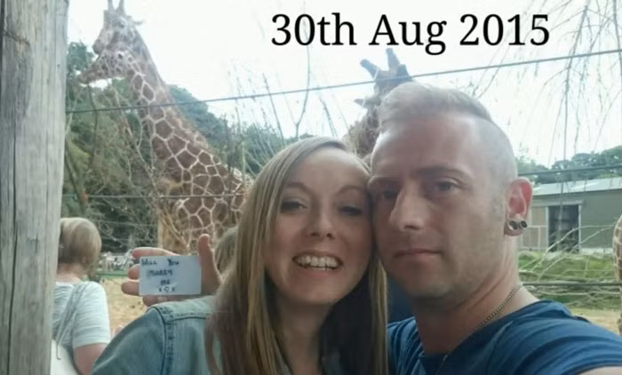 Riêng về sự sáng tạo trong ý tưởng "hỏi vợ" của anh chàng người Anh này đã làm rất nhiều chàng trai "khoái trá". Lời cầu hôn chân thành, mộc mạc đó cũng đủ là niềm mơ ước của bao cô gái.