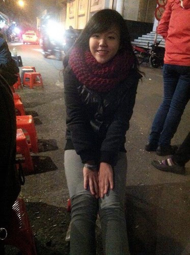 Minh Châu công khai tiết lộ với báo chí, trên nhiều trang tin giới trẻ rằng cô và Mạc Hồng Quân từng quen biết và chỉ coi nhau là bạn bè. Khi quen nhau được khoảng hơn 2 tuần thì Mạc Hồng Quân ngỏ ý mượn tiền. Nhiệt tình cho vay tiền nhưng sau khi không nhận được phản hồi về việc trả lại, đồng thời nghe được những thông tin không hay về cầu thủ này, Minh Châu cảm thấy không được tôn trọng nên đã lên tiếng phơi bày sự thật.