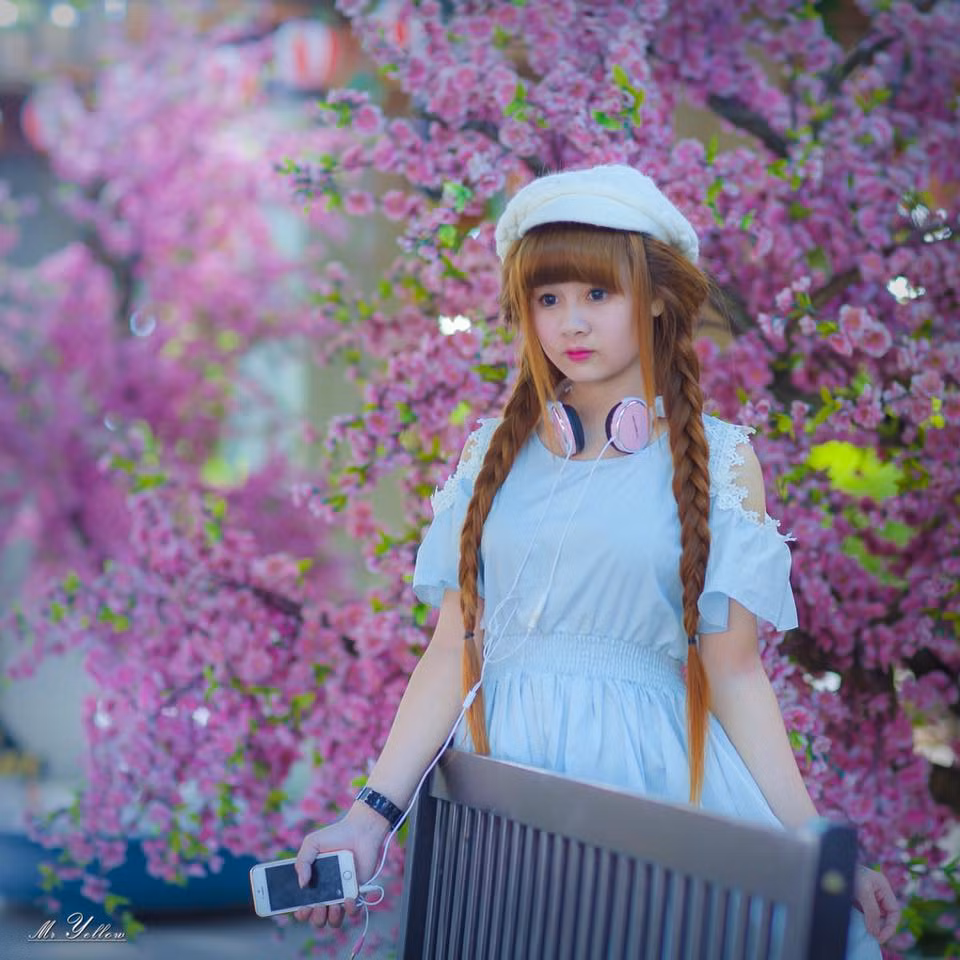 Sinh năm 1994, năm nay 21 tuổi nhưng Tuyết Mai thực dễ khiến người đối diện lầm tưởng cô mới chỉ là một nữ sinh cấp hai nhờ khuôn mặt trẻ hơn tuổi thật rất nhiều. Biệt danh “thiếu nữ không tuổi” thực chất được bắt nguồn từ lý do này.