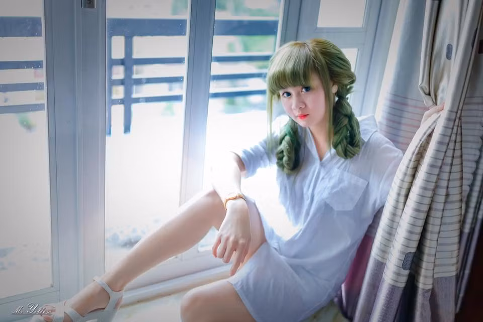 Điều dễ nhận thấy nhất ở Tuyết Mai là nước da trắng hồng, khuôn mặt xinh xắn, bầu bĩnh và đôi mắt to tròn. Nét xinh xắn, ngây thơ của cô búp bê Gia Lai được nhận xét là “không thể tin được” và tạo nên sức cuốn hút với rất nhiều bạn trẻ.