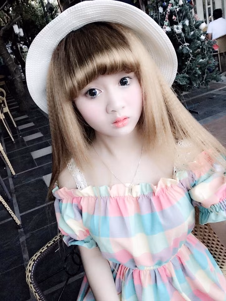 Nói về điều này, Tuyết Mai cho rằng việc trang điểm dĩ nhiên sẽ tạo ra hiệu quả, khác biệt lớn so với để mặt mộc. Tuy nhiên bản thân Tuyết Mai cũng thích giữ được khuôn mặt tự nhiên, trẻ trung, tươi tắn mà không cần đến quá nhiều khâu trang điểm cầu kỳ.