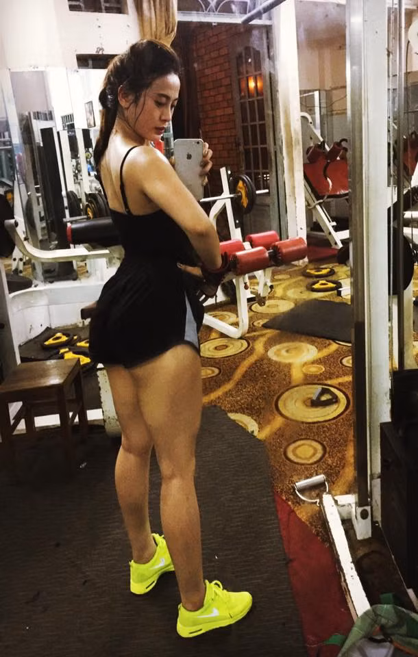 Chính nhờ vẻ đẹp hình thể, vòng ba bốc lửa, gợi cảm mà Roxy Ted từ khi bất ngờ “nổi tiếng” đã được dân mạng việt gán cho biệt danh “ Kim siêu vòng ba phiên bản Việt”. Được nhiều người quan tâm, khen ngợi bản thân Roxy cảm thấy rất thích thú và cô nàng cũng không ngại ngùng chia sẻ về quá trình tập luyện của mình.