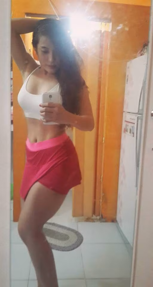 Trên trang cá nhân của mình, Roxy Ted thường xuyên khoe những bức ảnh cô chụp trong phòng tập, ảnh “tự sướng” trước gương, khoe ba vòng nóng bỏng là thành quả tập luyện chăm chỉ trong một thời gian dài.