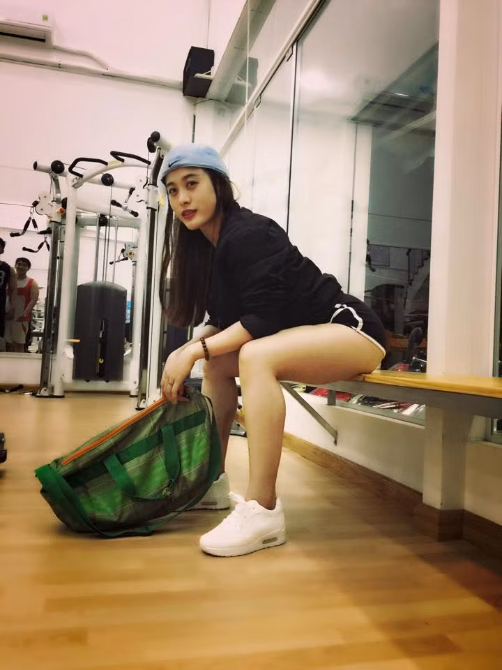 Theo tìm hiểu, cô gái đẩy tạ bằng chân đầy sức mạnh có nickname là Roxy Ted, năm nay 25 tuổi, hiện đang sinh sống tại TP HCM. Từng học ngành Marketing nhưng hiện tại, Roxy lại đang theo đuổi niềm đam mê, công việc của một HLV thể hình.