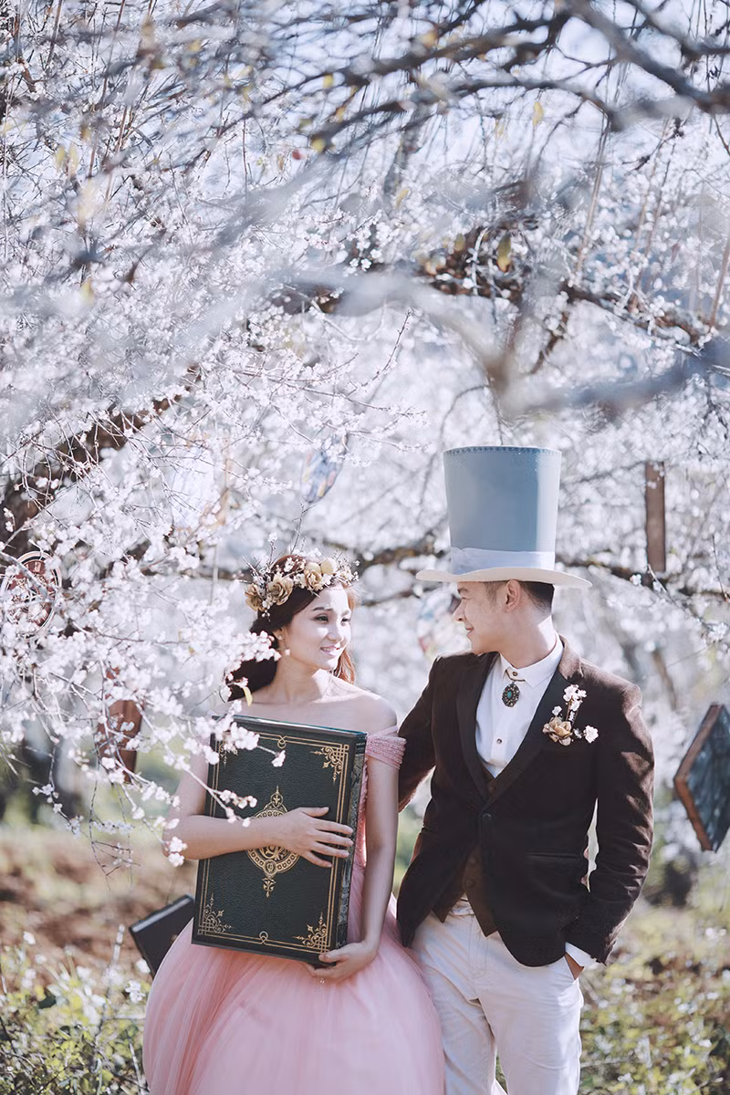 Đây là khoảng thời gian đẹp nhất trong năm của Mộc Châu, nên cô dâu chú rể và ekip đã rất hào hứng khi được cùng nhau làm việc giữa khung cảnh tuyệt đẹp giữa rừng mơ mận và cánh đồng hoa cải trắng bạt ngàn.