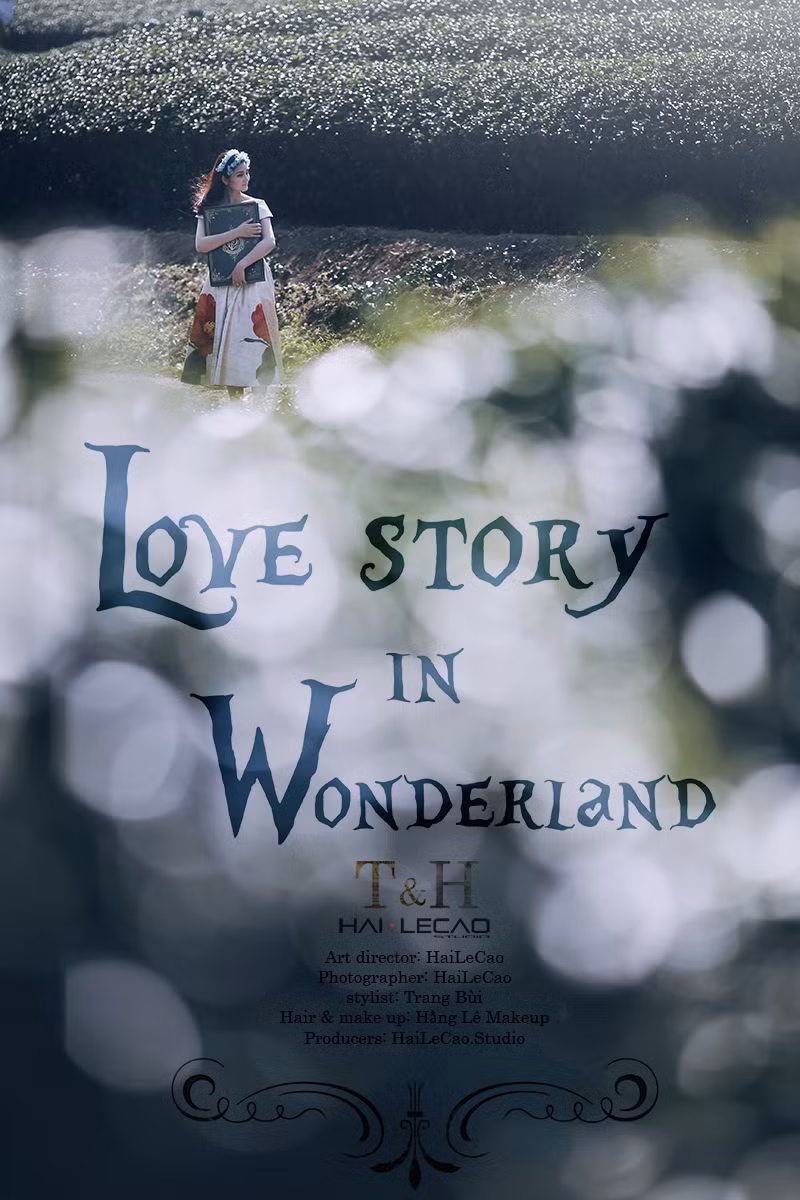 “Love story in wonderland” kể về một cô gái mộng mơ hay cầm trên tay cuốn sách viết về chàng hoàng tử lịch lãm trong thế giới cổ tích. Cô thường hay trốn nhà lang thang một mình trong rừng vắng, thơ thẩn đọc đi đọc lại câu truyện về hoàng tử với mong ước một ngày nào đó chàng sẽ bước ra trò chuyện cùng mình. Một lần dạo chơi, cô gái bất ngờ nhìn thấy một cuốn sách to lớn giống hệt cuốn truyện mình vẫn thường đem theo bên người, và chàng hoàng tử đột ngột xuất hiện nắm tay cô cùng bước vào thế giới cổ tích.