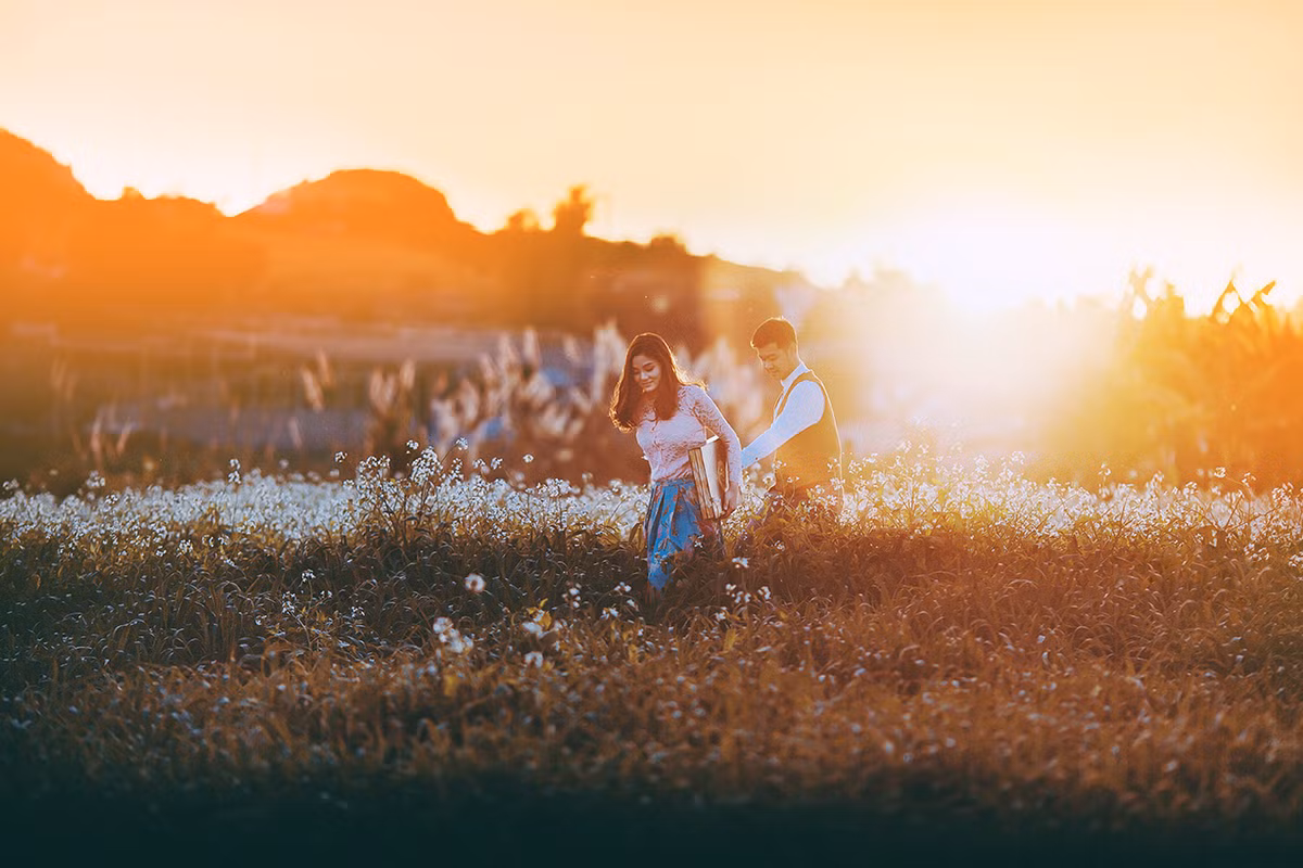 “Tình yêu luôn ẩn chứa những điều bất ngờ kỳ lạ, hơn nữa không cần tô điểm nhiều thì mỗi chuyện tình đều đã có sự lãng mạn riêng rồi. Vì vậy, đối với tôi, viết lại một câu chuyện cổ tích cho đôi lứa yêu nhau không bao giờ là việc khó khăn cả, nhất là được thực hiện bộ ảnh giữa khung cảnh thiên nhiên tuyệt đẹp tại Mộc Châu như thế này. Có lẽ, việc duy nhất mà tôi có thể làm lúc bấy giờ chỉ là xách máy lên và bấm máy”, nhiếp ảnh gia Hải Lê Cao chia sẻ.