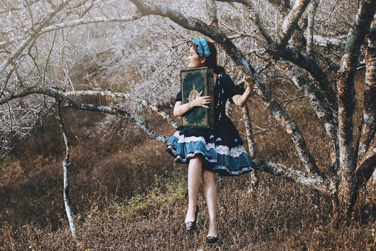 Trước ngày chụp bộ cảnh cưới tuyệt đẹp này, một đội tiền trạm được cử đi trước để lựa chọn bối cảnh phù hợp câu chuyện. Bộ ảnh được hoàn thành gấp rút trong thời gian 2 ngày tại Mộc Châu (Sơn La).