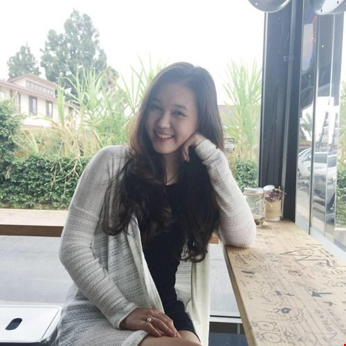 Trí tuệ, tài năng khiến nhiều người ngưỡng mộ, Khánh Vân còn sở hữu ngoại hình đẹp, xinh xắn không thua kém gì các hot girl Việt hiện nay. Nữ du học sinh Việt xinh đẹp này đạt chiều cao 1m70, da trắng hồng. Tính cách cởi mở, thân thiện là một trong những điểm không ai không- thể - không - yêu Khánh Vân.