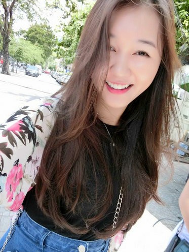 Nụ cười ngọt ngào làm tan chạy mọi trái tim khi lần đầu tiên nhìn thấy cô gái sinh năm 1997 này. Nguyễn Khánh Vân là nữ du học sinh Việt tại Mỹ. Đi du học từ năm lớp 11, với trí tuệ và tài năng của mình, Khánh Vân đạt thành tích đáng nể và được Tổng thống Mỹ Obama tặng bằng khen, danh hiệu “Học sinh có thành tích học tập toàn diện” vào tháng 5 vừa qua.