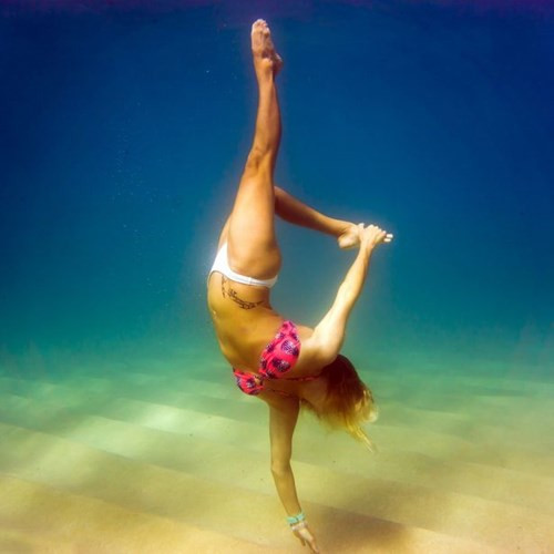 Nhiếp ảnh gia Jessica – người từng thực hiện nhiều bộ ảnh dưới nước ở Hawaii suốt 18 tháng qua cho biết: phần lớn người dân Hawaii đều tập thể dục bằng cách nâng đá và ôm đá chạy dưới đáy biển. Tuy nhiên, chưa có ai từng tập tạ dưới biển. Do vậy, Jessica đã quyết định phá cách bằng việc chụp bộ ảnh Kathryn nâng tạ giữa làn nước trong xanh.