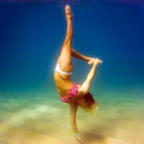 Nhiếp ảnh gia Jessica – người từng thực hiện nhiều bộ ảnh dưới nước ở Hawaii suốt 18 tháng qua cho biết: phần lớn người dân Hawaii đều tập thể dục bằng cách nâng đá và ôm đá chạy dưới đáy biển. Tuy nhiên, chưa có ai từng tập tạ dưới biển. Do vậy, Jessica đã quyết định phá cách bằng việc chụp bộ ảnh Kathryn nâng tạ giữa làn nước trong xanh.