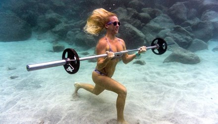 Bộ ảnh" gái xinh tập gym dưới đáy biển" được chụp bởi nhiếp ảnh gia Jessica Ann Keolaonalani Bacerra tại Hawaii. Trong ảnh, cô người mẫu Kathryn Brown mặc một bộ bikini và thong thả tập gym... dưới đáy biển.