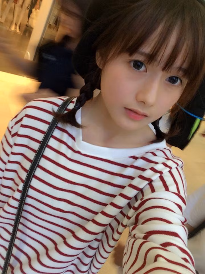 Xinh đẹp và đáng yêu… nhưng cũng vì thế mà Hà Vi bị nhiều người soi mói hơn. Trước những lời nhận xét bất lịch sự, những dòng châm chọc của dân mạng trước đây, nữ sinh 10X đáng yêu luôn chọn cách cư xử là im lặng để tránh các rắc rối.