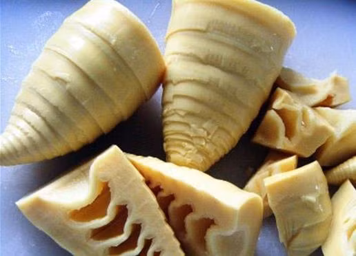 Măng tươi. Trong măng tươi chứa nhiều chất độc acid cyanhydric. Acid này khi vào máu có thể gây thiếu oxy cho tổ chức tế bào. Ăn nhiều măng tươi nhiễm độc tố có thể khiến bạn cảm thấy ngạt thở, chóng mặt, đau đầu, buồn nôn. Nghiêm trọng hơn, chất này có thể gây co giật, tím tái, hôn mê, tụt huyết áp và gây tử vong.