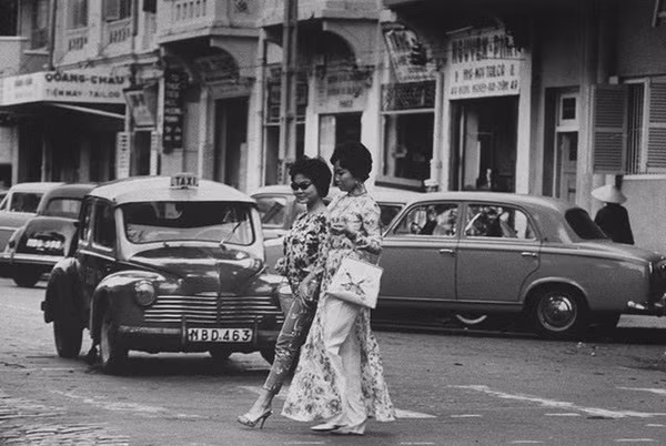 Những phụ nữ này có khí chất, phong cách ngay từ dáng đứng, dáng đi, chứng tỏ họ được học bài bản về phong thái và ý thức về sự nữ tính của mình.