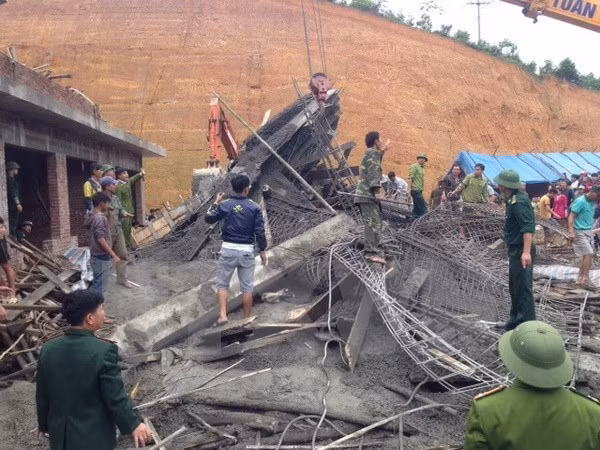 Chung cu cao cap dang xay bat ngo bi sap gian giao