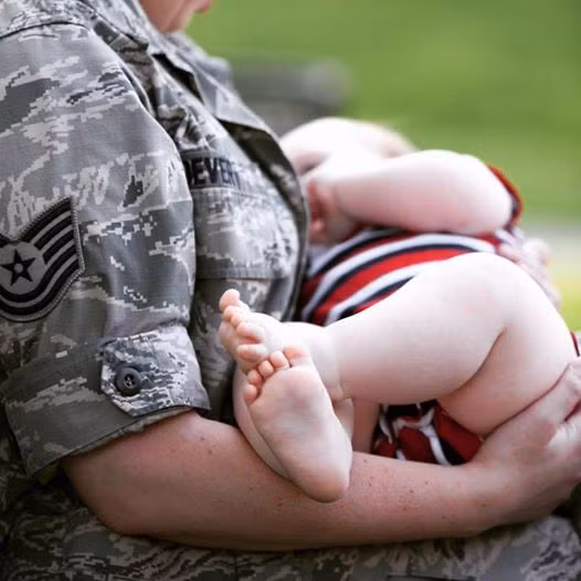 Ngay sau khi bộ ảnh được đăng tải trên các phương tiện truyền thông, ngay lập tức đã nhận được sự ủng hộ lớn của cộng đồng mạng. Những chia sẻ, comment của mọi người đều cảm phục về sự hy sinh lớn lao của họ cũng như tình mẫu tử cao quý luôn tỏa sáng ngay cả trong môi trường sống khắc nghiệt nhất.