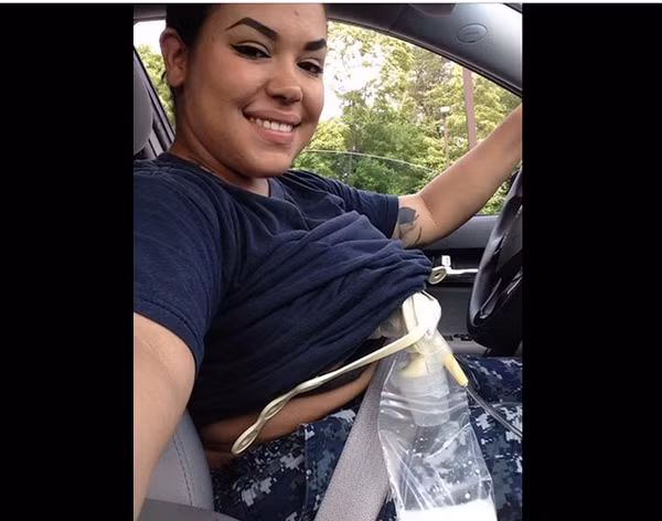 Họ vừa kích, bơm sữa, hoặc cho con bú trực tiếp trong bộ đồng phục của ngành, vừa đảm bảo nhiệm vụ cao cả mà tổ quốc giao, vừa thực hiện nhiệm vụ thiêng liêng của người mẹ.