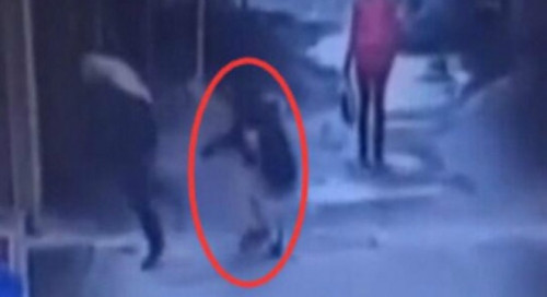 Gai tre bi “ke bien thai” lot vay truoc mat nhieu nguoi