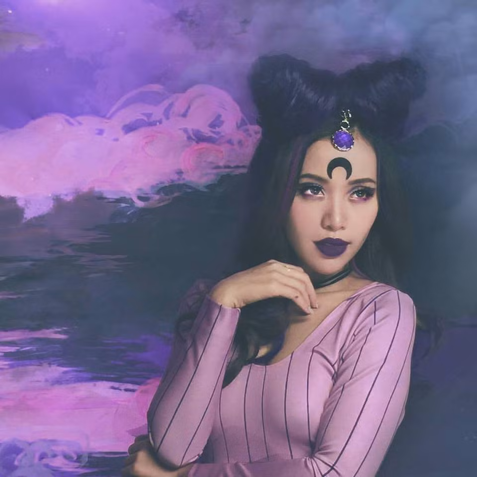 Vẽ giỏi và đam mê trang điểm, Michelle Phan sau khi bị từ chối nhận vào một hãng mỹ phẩm nổi tiếng với lý do “thiếu kinh nghiệm”, đã quyết định làm ra những clip hướng dẫn trang điểm đầu tiên và đăng tải trên Youtube. Với hơn 400 nghìn lượt xem tạo nên sự bất ngờ lớn cho clip đầu tiên, Michelle Phan như đã tìm được hướng đi của mình và cô bắt đầu vận dụng thêm tư duy, sự sáng tạo và khả năng phô bày kiến thức trong các clip dạy trang điểm của mình.