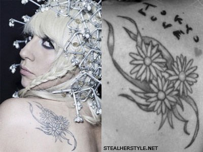 Hình xăm đóa hoa cúc trên vai trái.