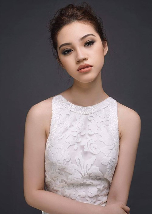 Đôi môi quyến rũ của Jolie cũng là điểm nhấn, điểm gây ấn tượng đặc biệt trong hầu hết các bức ảnh. Nhờ những đường nét thanh tú trên khuôn mặt, thân hình ngọc ngà… Jolie Nguyễn được rất nhiều nhà thiết kế thời trang mời làm người mẫu và được các chuyên viên trang điểm khen ngợi, mời cộng tác.