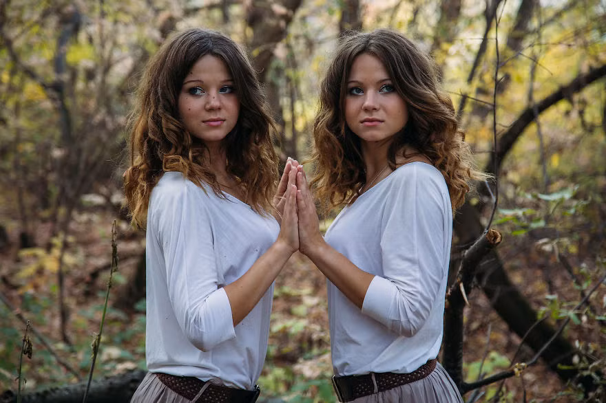 Vi vu qua nhiều quốc gia, để có được các shoot ảnh đẹp nhóm nhiếp ảnh đã phải rất vất vả, và thiếu thốn. Tuy nhiên, tình yêu nghệ thuật đã giúp họ có được những bức ảnh của các cặp song sinh đẹp tuyệt vời.