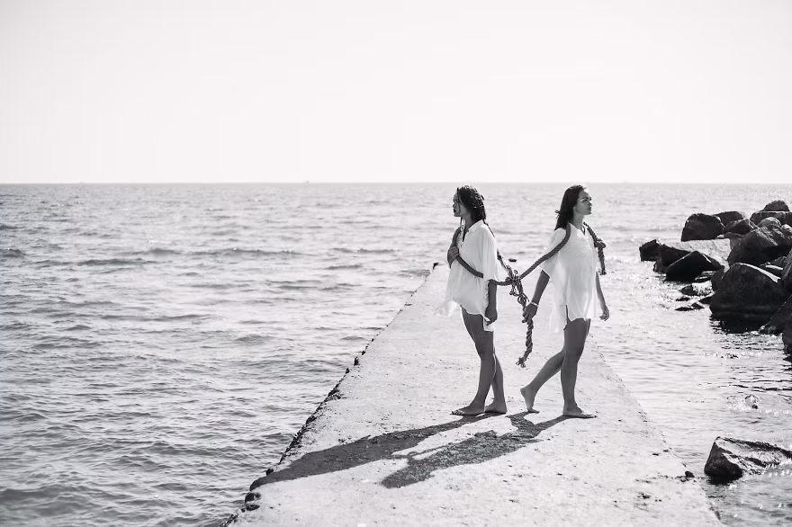 Ở mỗi vùng miền khác nhau, các cặp đôi song sinh cùng mẹ mang đậm nét riêng đặc trưng của từng quốc gia.