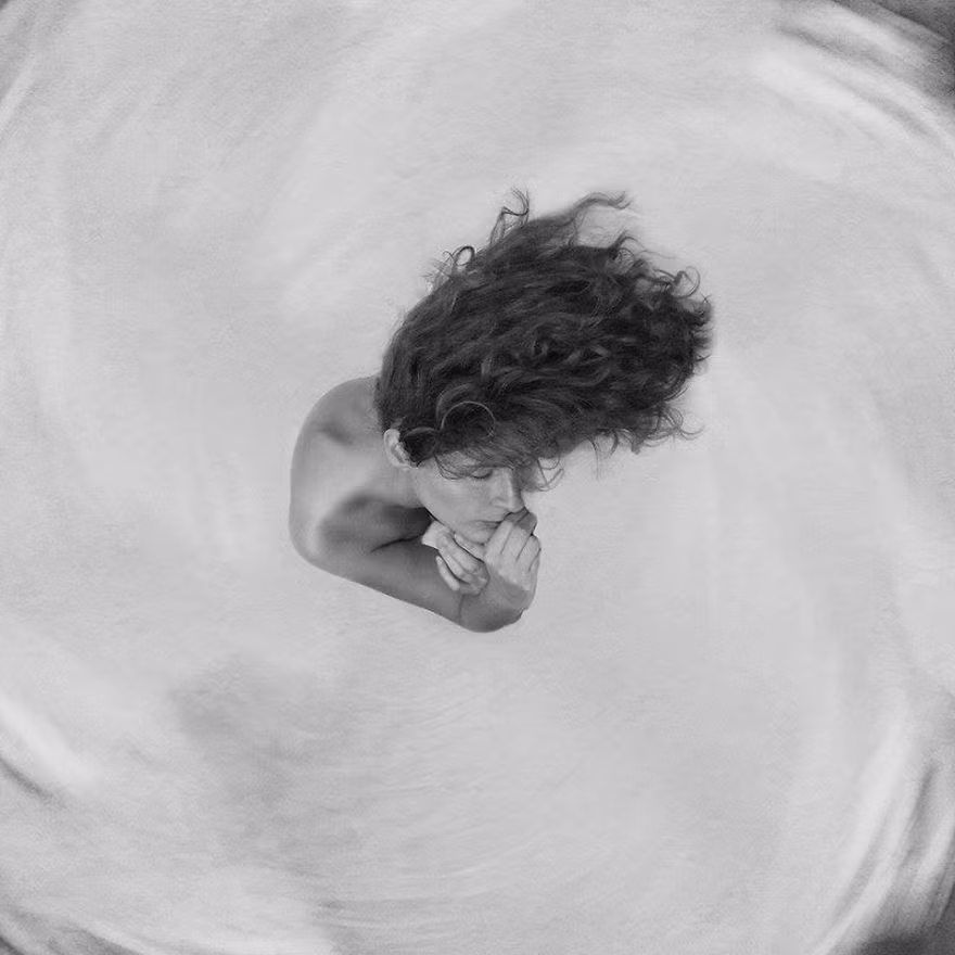 Bức ảnh tuyệt vời của ngôn ngữ hình thể, sự sáng tạo đan xen nhiều màu sắc đa chiều. Người xem sẽ không khỏi lạc loài từ giấc mơ này đến giấc mơ khác.