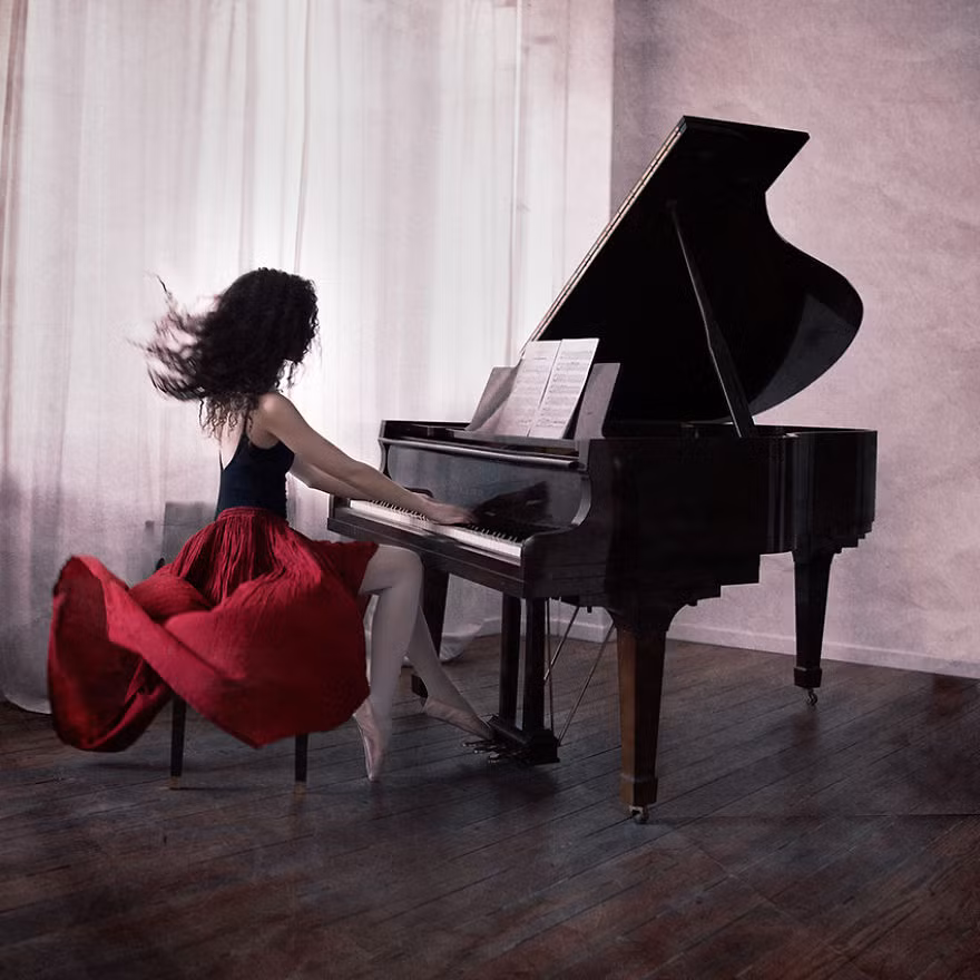 Tác phẩm của Amélie Berton được nhiều người mến mộ gọi với cái tên mỹ miều, những bức ảnh trong "rừng mơ". Bởi yếu tố mờ mờ, ảo ảo và khó nắm bắt ngụ ý thật sự của nó.