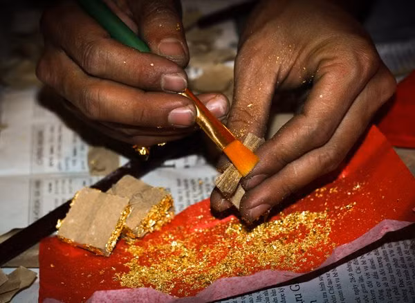 Trải qua nhiều công đoạn cầu kỳ.