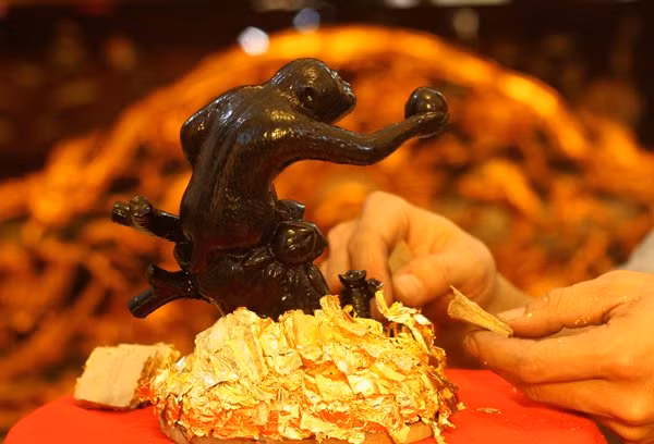 Theo giới thiệu, 99 con khỉ vàng trải qua nhiều công đoạn cầu kỳ từ các nguyên liệu quý như: đất sét trắng đền Trần, vàng 9999 dát mỏng, tráng trong men ngọc, tôi trong lửa đỏ, thếp vàng tạo nên tác phẩm độc nhất vô nhị. Kỳ linh gồm hai phiên bản dát vàng và vẽ vàng được đặt trên đế gỗ hương. Mức giá mỗi con khỉ vàng này là 9.999.000.