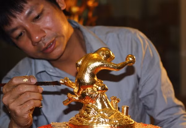 Các nguyên liệu quý như: đất sét trắng đền Trần, vàng 9999 dát mỏng, tráng trong men ngọc, tôi trong lửa đỏ, thếp vàng.