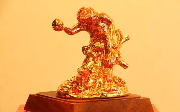 Kỳ Linh chế tác theo 2 phiên bản: Dát vàng và Vẽ vàng được đặt trên đế gỗ hương.