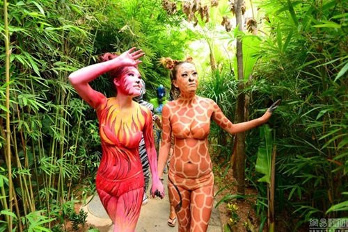 Những cô gái trẻ mặc nội y này hóa thân thành báo đốm, hươu cao cổ, ngựa vằn, tiên cá, chim công, hồng hạc... đồng thời tương tác với những con vật trong sở thú, tạo nên những hình ảnh ấn tượng trong mắt du khách.
