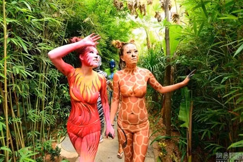 Những cô gái trẻ mặc nội y này hóa thân thành báo đốm, hươu cao cổ, ngựa vằn, tiên cá, chim công, hồng hạc... đồng thời tương tác với những con vật trong sở thú, tạo nên những hình ảnh ấn tượng trong mắt du khách.