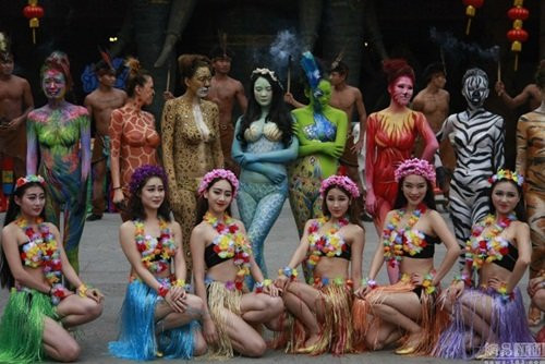 "Lũ trẻ sẽ nghĩ sao về điều này? Tôi chắc chắn rằng những người tham quan sẽ được chứng kiến sinh hoạt tự nhiên của những động vật hoang dã này một cách thoải mái hơn khi không có những cô mẫu ăn mặc kệch cỡm như thế này", một cư dân mạng bình luận.