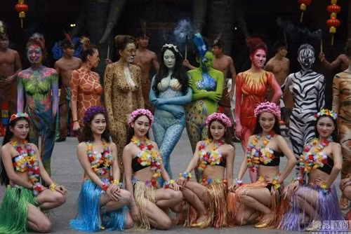 "Lũ trẻ sẽ nghĩ sao về điều này? Tôi chắc chắn rằng những người tham quan sẽ được chứng kiến sinh hoạt tự nhiên của những động vật hoang dã này một cách thoải mái hơn khi không có những cô mẫu ăn mặc kệch cỡm như thế này", một cư dân mạng bình luận.