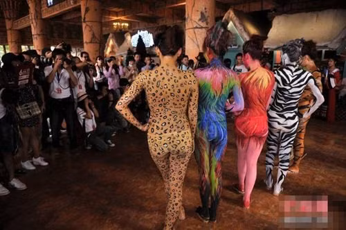 Dàn mẫu hóa động vật hoang dã thu hút rất đông sự chú ý.