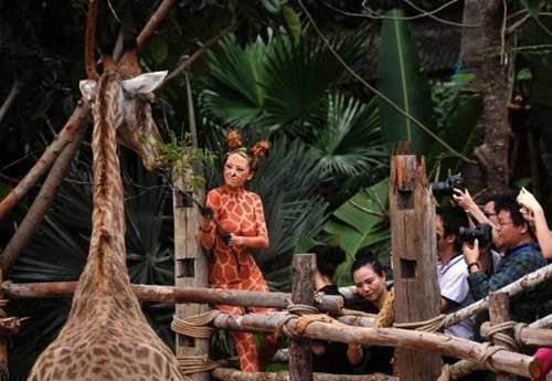 Một số cho rằng sáng kiến thu hút khách du lịch, khách tham quan của vườn thú này rất sáng tạo, vừa tạo được ấn tượng lại vừa giúp khách tham quan có những bức ảnh kỷ niệm đáng nhớ, thú vị.