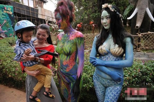 Cậu trẻ rụt rè khi tiếp xúc với những cô gái trẻ.