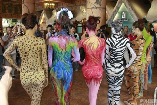 Dàn mẫu trẻ mặc nội y hóa thân thành động vật hoang dã.