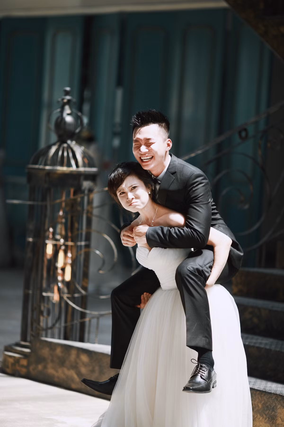 Để hoàn thành bộ ảnh thú vị này, ekip đã cùng nhau chuẩn bị những phụ kiện mà có lẽ không ai nghĩ rằng chúng lại hữu ích trong ảnh cưới: mũ phù thủy, gậy bàn tay, bộ xếp hình…