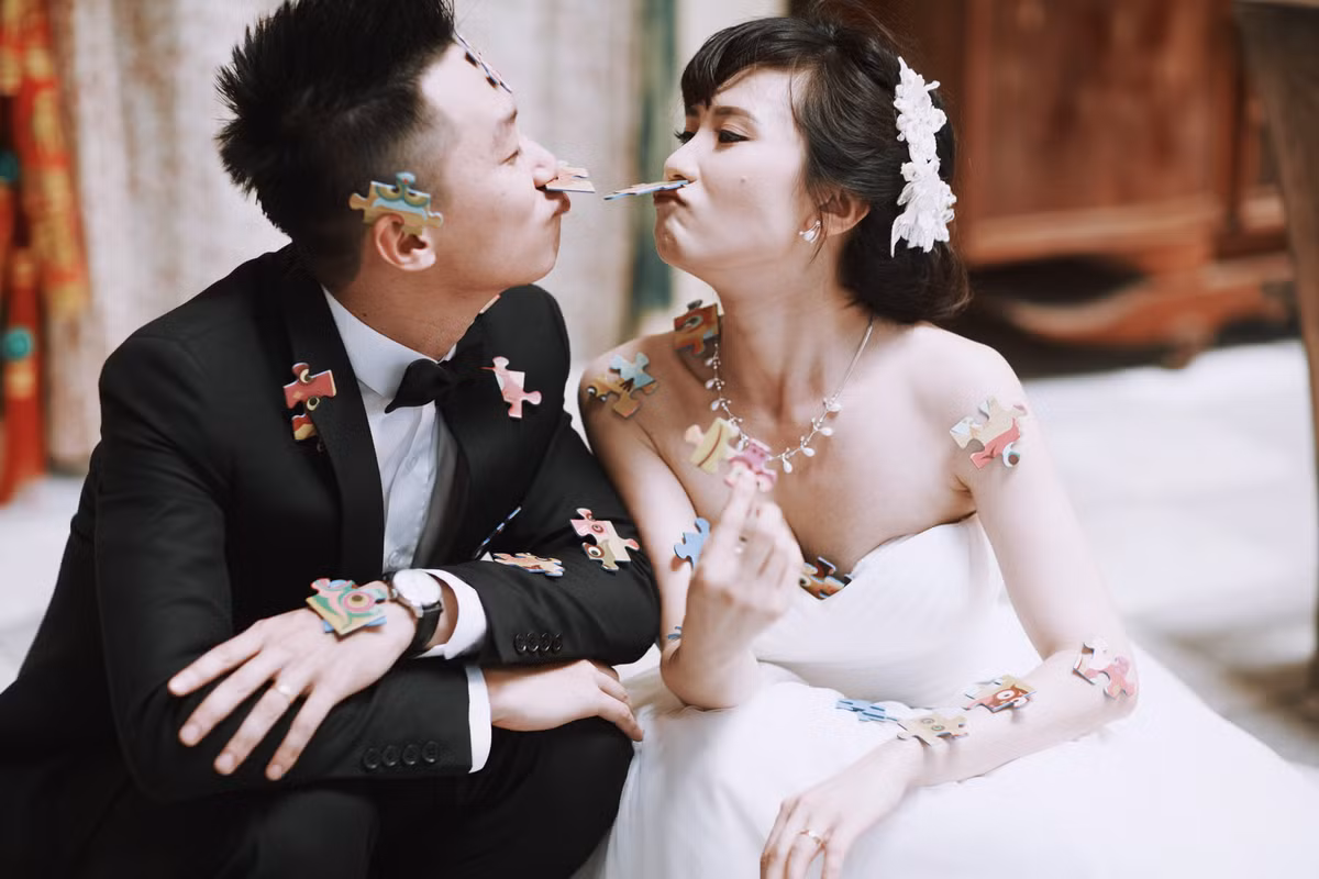 “Tôi luôn tin rằng, sự tự tin và nụ cười hạnh phúc của cô dâu chú rể thể hiện qua từng bức ảnh chính là những gì đang chờ đón họ trong cuộc sống hôn nhân sắp tới”, nhiếp ảnh gia Hải Lê Cao chia sẻ.