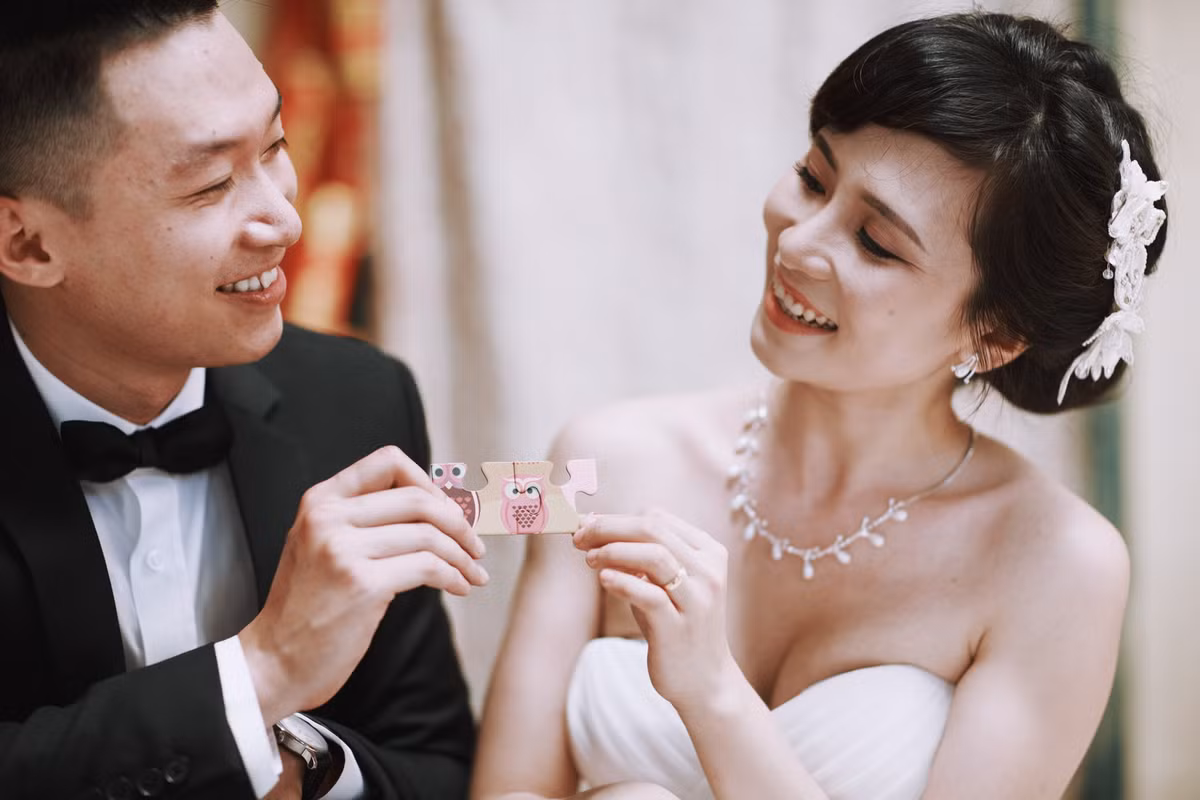 Phần sau của bộ ảnh là cảnh “sinh hoạt” đời thường rất đáng yêu của cặp đôi tinh nghịch dễ thương. Hình ảnh tổ ấm nhỏ được ekip tạo dựng vừa đơn giản vừa nhiều ý nghĩa vừa khiến người xem không thể nhịn cười.